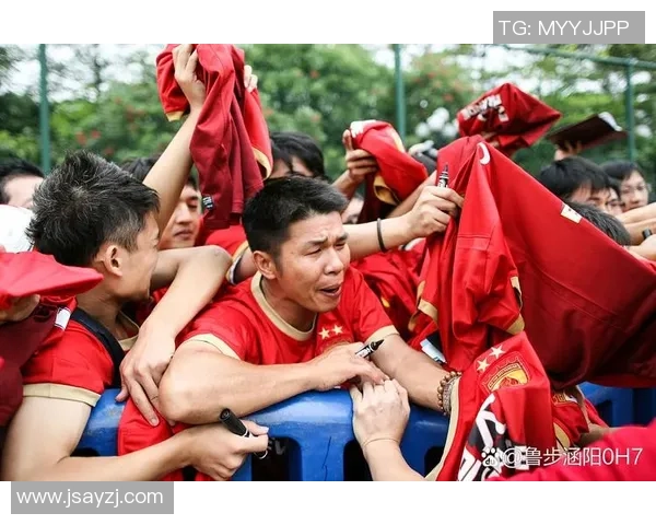 足球明星背后的坚持与努力展现了他们不屈不挠的奋斗精神