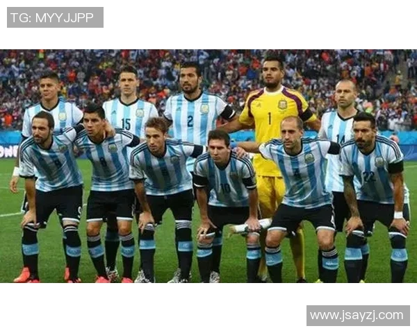 足球明星绅士风范正装魅力展现时刻的精彩瞬间与时尚品味