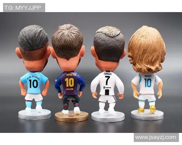 足球明星水晶摆件精美展示与收藏价值解析